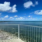 Secluded Retreat Near Sea - By Traum *