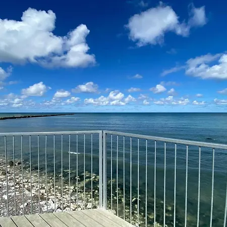 Secluded Retreat Near Sea *